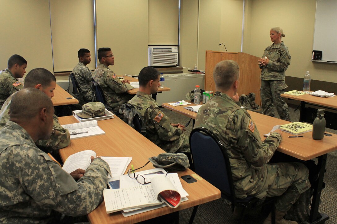 Soldiers receive classes on field combat medical care.