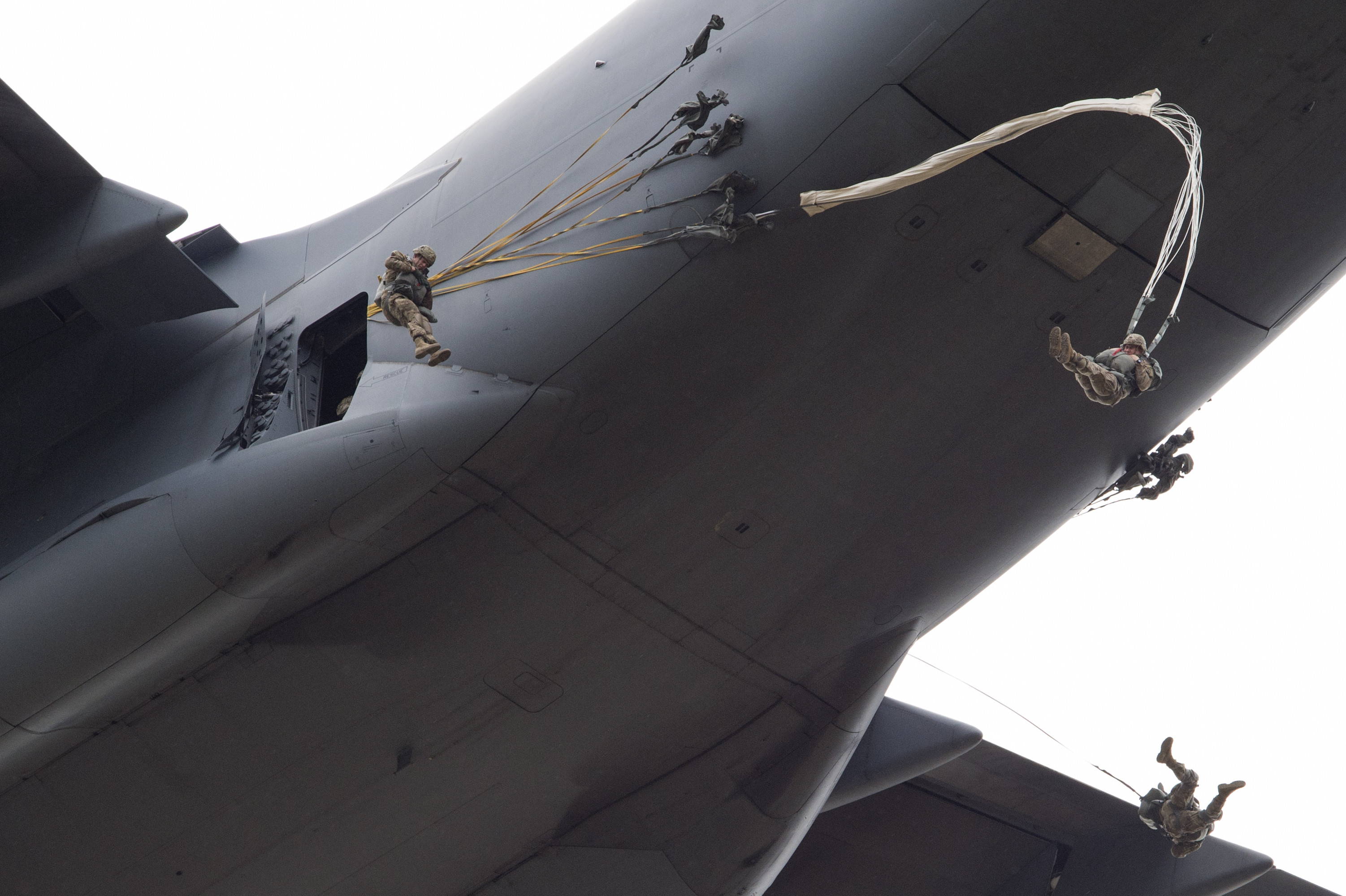 U.S. Army paratroopers assigned to the 4th Infantry Brigade Combat Team ...