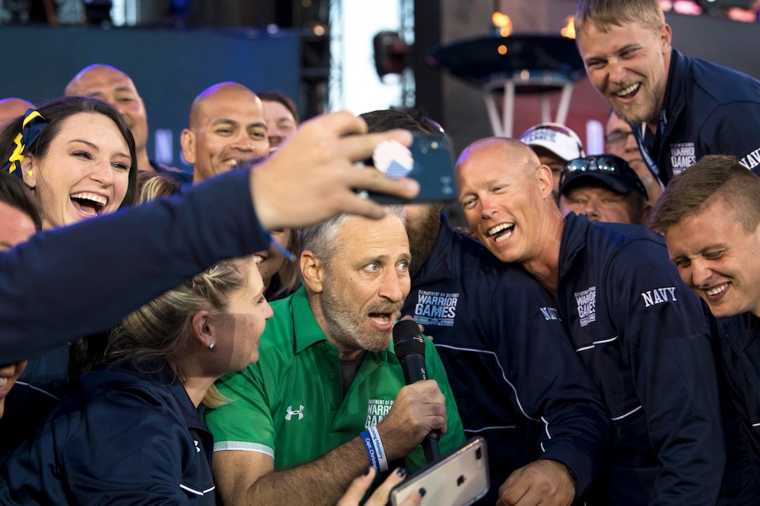 Jon Stewart takes selfies with Team Navy during the opening ceremonies for the 2018 Defense Department Warrior Games.