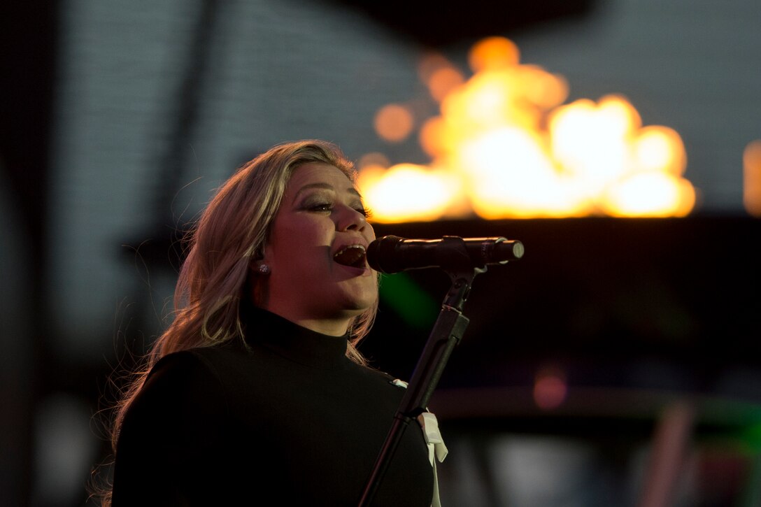 Kelly Clarkson performs during opening ceremonies for the 2018 Defense Department Warrior Games.