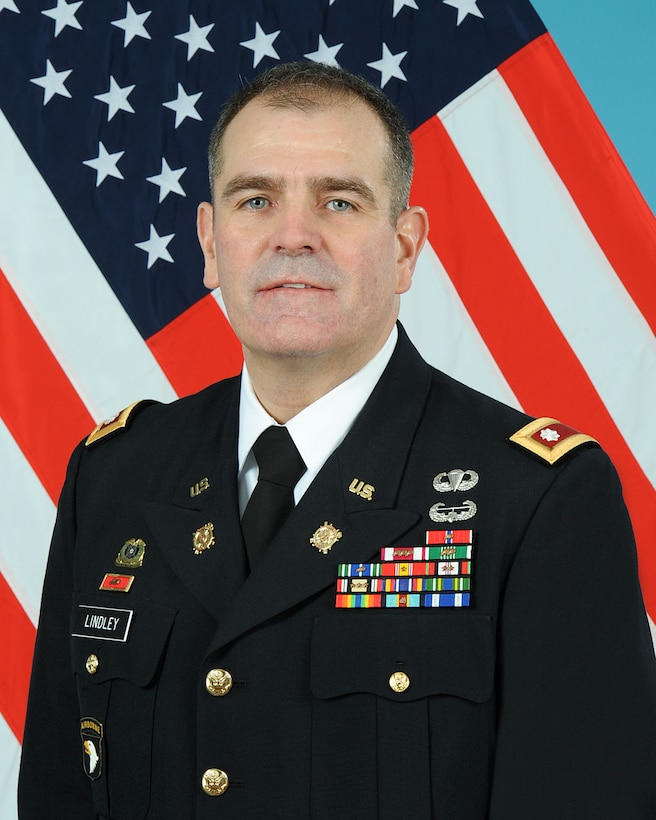 Lindley receives DMSM for achievements as commander, DLA Distribution Anniston, Alabama