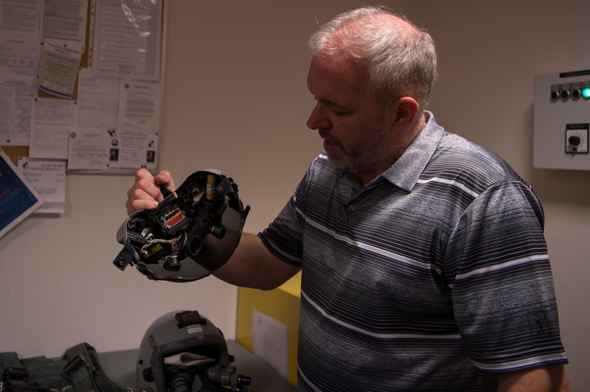 The helmet contains a holographic image that is displayed wherever the pilot looks, also known as a heads up display.