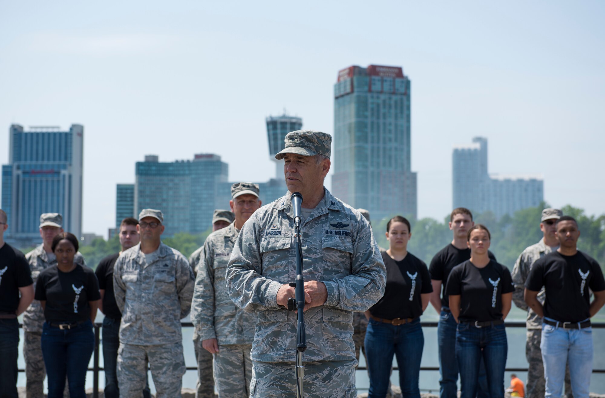 Mass enlistment ceremony held at Niagara Falls