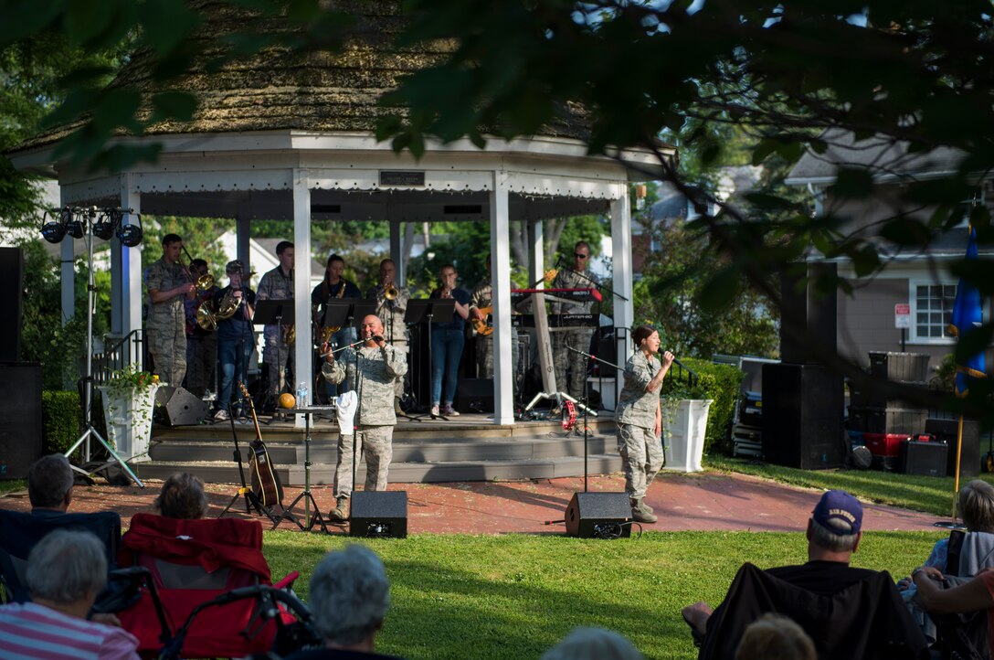USAF Blue Aces Band performs in Lewiston, N.Y.
