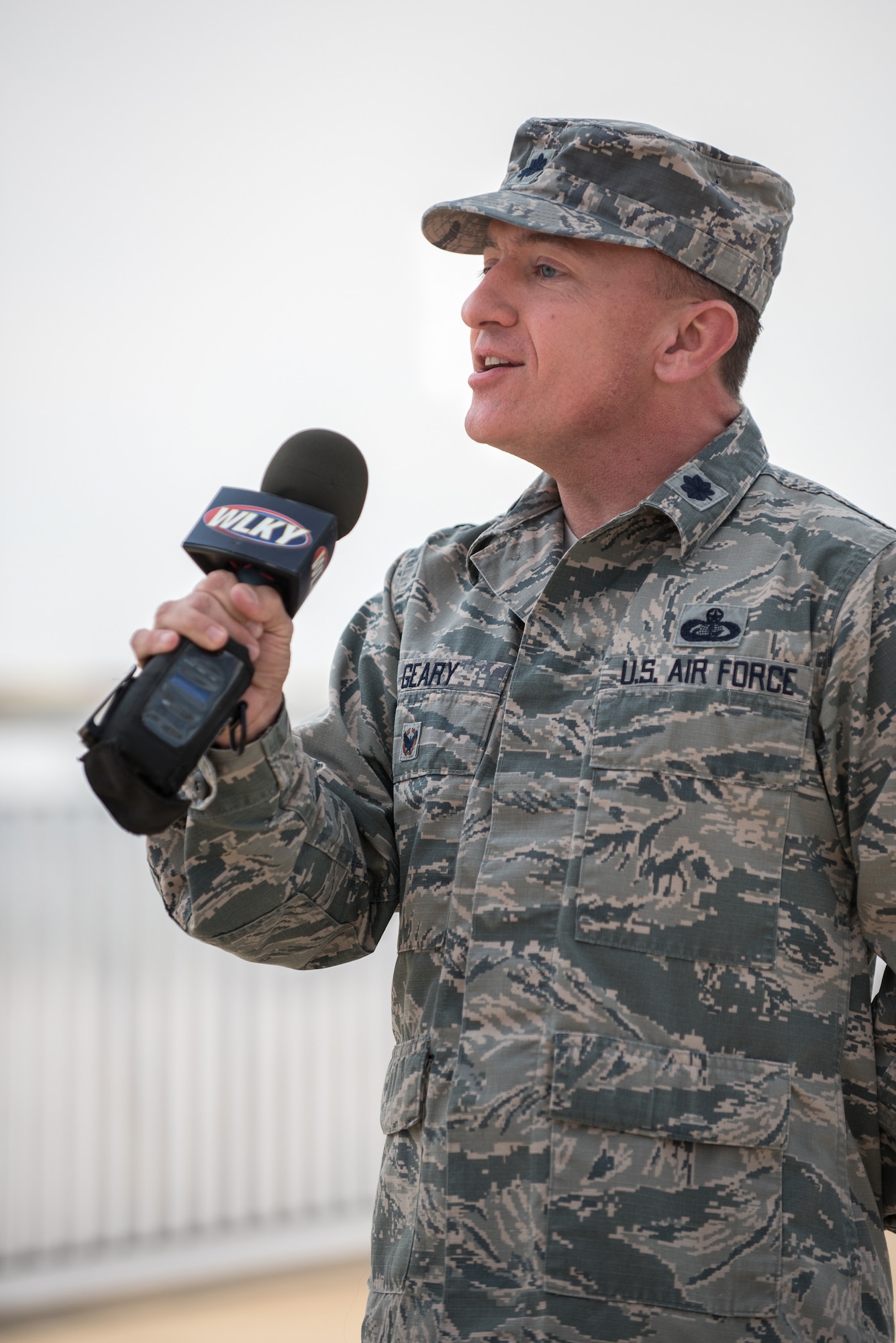 Lt. Col. Robert Geary of the Kentucky Air National Guard sings The Star Spangled Banner on the 2nd Street Bridge in Louisville, Ky., to kick off the Thunder Over Louisville air show April 21, 2018. This year’s show drew a crowd of more than 500,000 to the banks of the Ohio River. (U.S. Air National Guard photo by Lt. Col. Dale Greer)