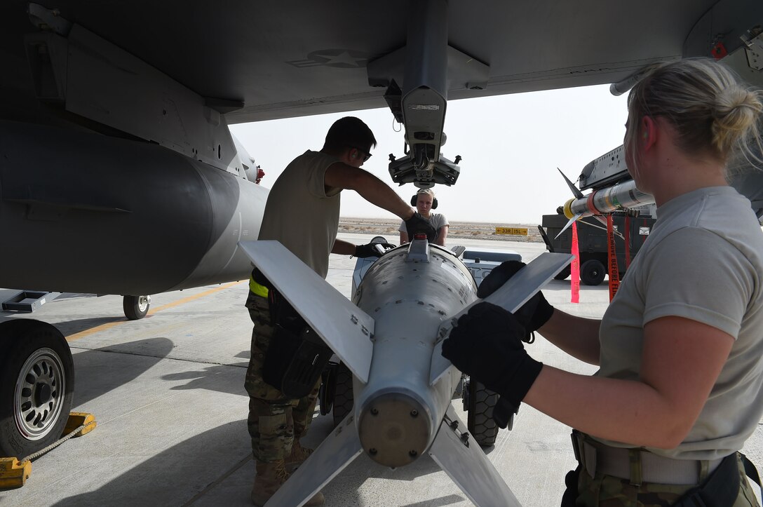 179th EFS weapons load crew arms Vipers