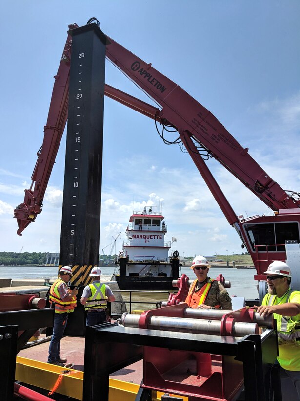 Training and testing of the Olmsted wicket lifter continues at Olmsted Locks and Dam in Olmsted, Illinois. (USACE photo by John Kelly)