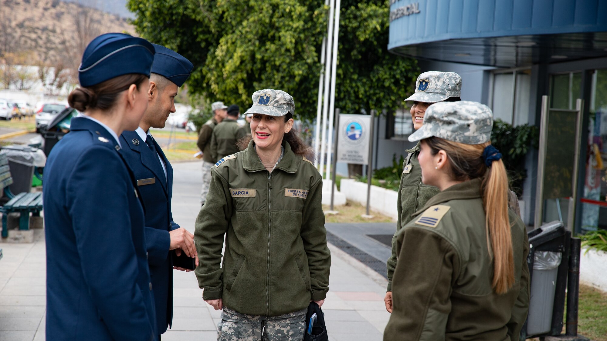 U.S. and Chilean Air Force medical personnel hold informal talks during a health services administration subject matter expert exchange with the Chilean Air Force at the Hospital Clínico, Santiago, June 4-8.