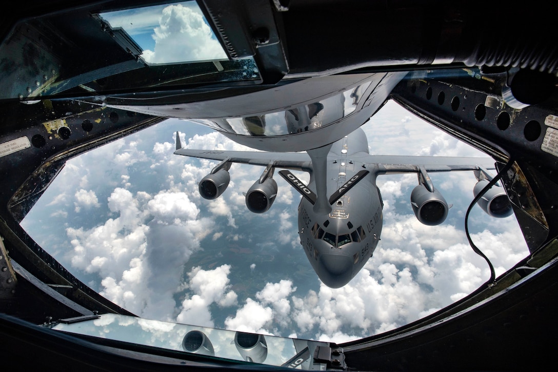 A KC-135 Stratotanker aircraft refuels a C-17 Globemaster III.