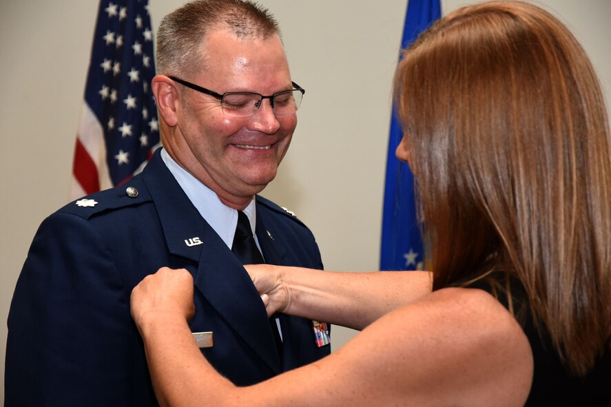 U.S. Air Force Lt. Col. Warren Conrow, 17th Medical Support Squadron incoming commander, receives his commander’s pin from his spouse during the 17th MDSS Change of Command at the Event Center on Goodfellow Air Force Base, Texas, June 15, 2018. The pin indicates that an individual holds the position of commander of a squadron, group, wing or major command. (U.S. Air Force photo by Airman 1st Class Seraiah Hines/Released)