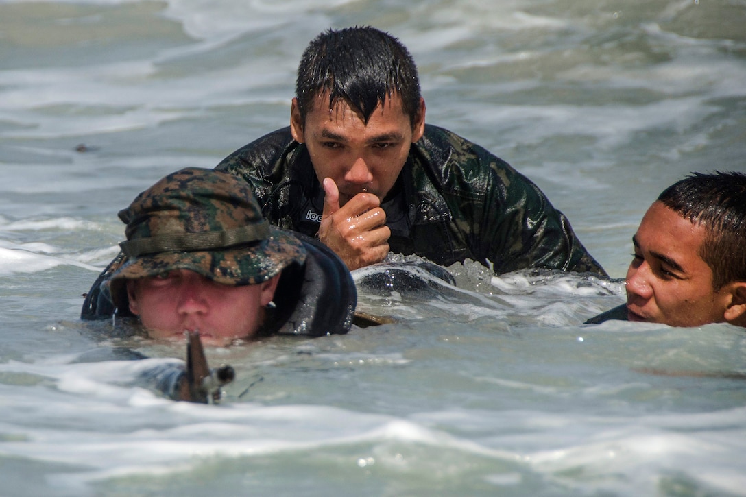 U.S and Royal Thai marines conduct scout swimmers training.