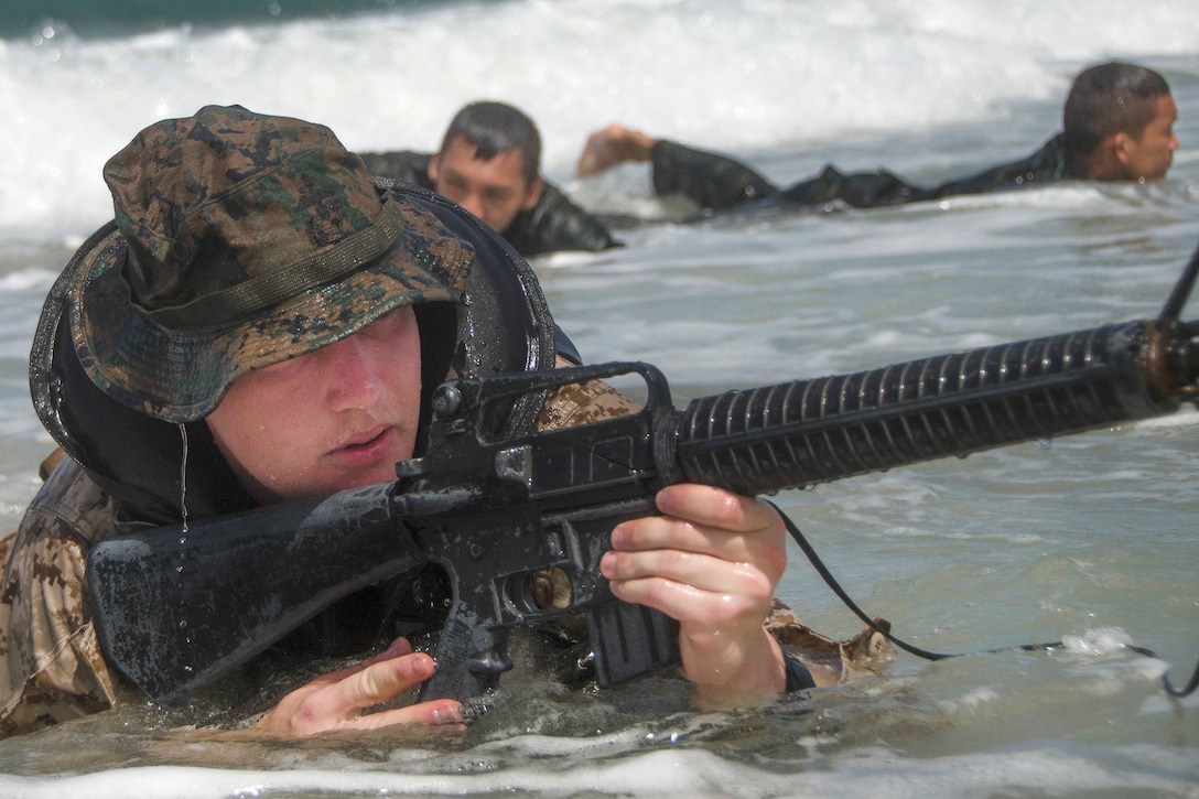 U.S and Royal Thai marines conduct scout swimmers training.