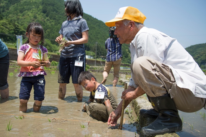 Station residents take to the fields, plant rice