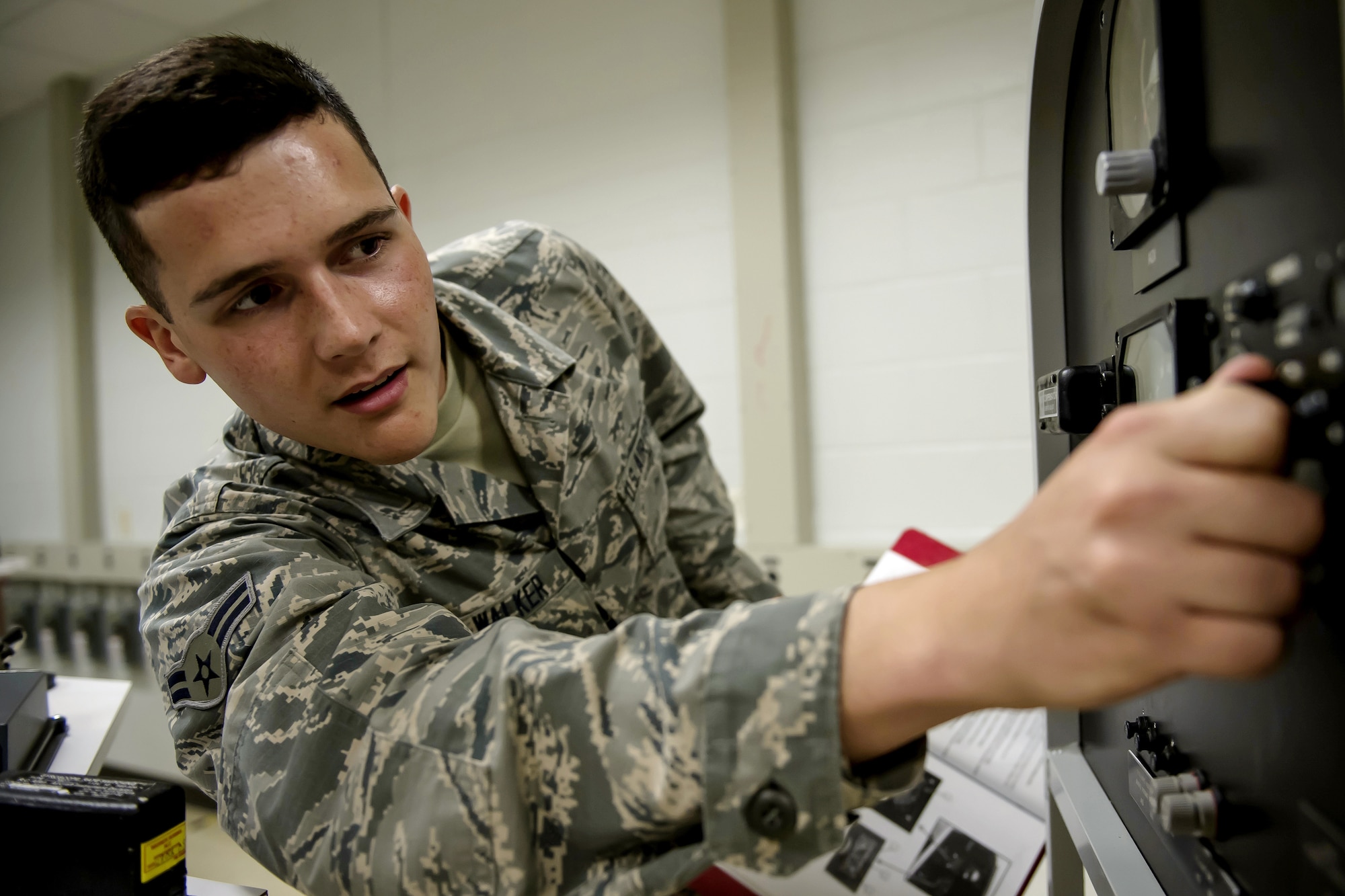 Airmen ACE instrument and flight control systems apprentice course