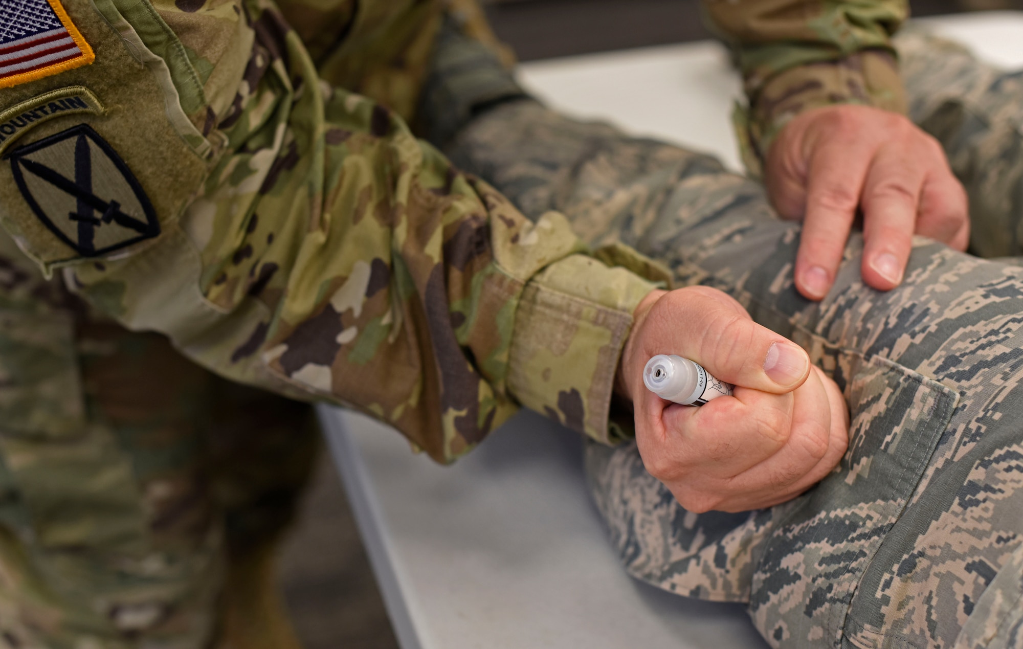 U.S. Army Col. Thomas Frank, U.S. Army Medical Research Institute of Chemical Defense Casualty Care Division chief, demonstrates the proper use of a Nerve Agent Antidote Kit during a Chemical Agent Casualty Discussion at Fairchild Air Force Base, Washington, June 21, 2018. The 92nd Medical Group partnered with the USAMRICD to train and educate Fairchild’s medical providers, technicians, first responders and emergency management specialists on the medical management of casualties resulting from chemical or biological weapons. (U.S. Air Force photo/Airman 1st Class Jesenia Landaverde)