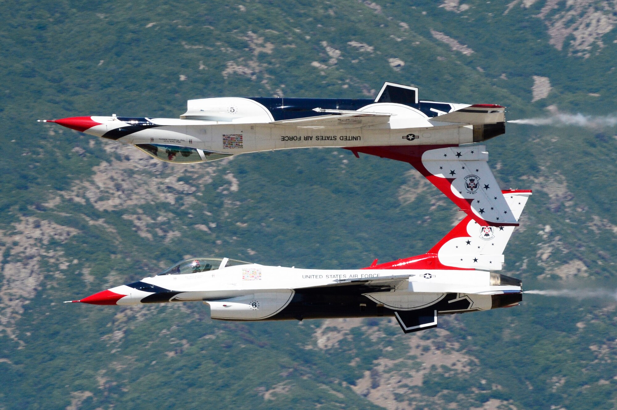 The U.S. Air Force Thunderbirds perform the solo aircraft inverted pass during the Warriors Over the Wasatch Air and Space Show June 23, 2018, at HIll Air Force Base, Utah. (U.S. Air Force photo by David Perry)