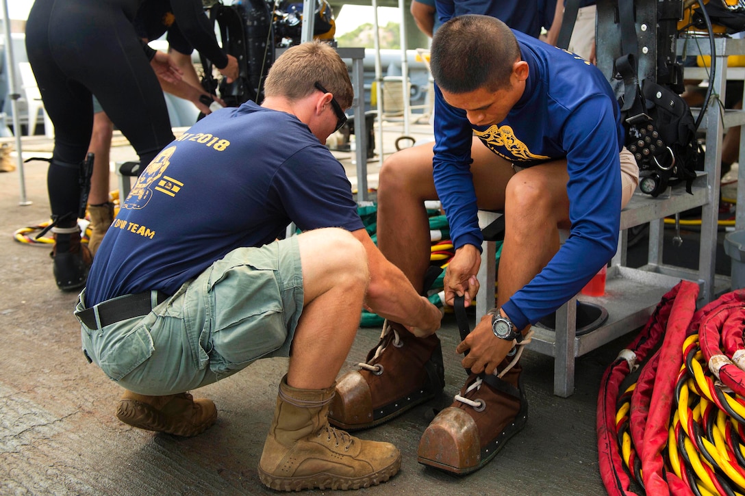 U.S and Royal Thai divers prepare for a joint dive training encompassing supervisor drill.