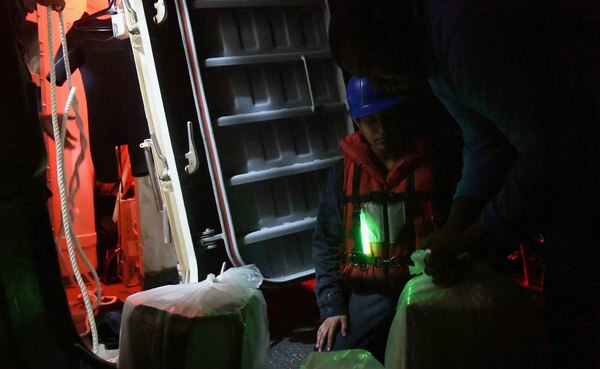 Sailors from USS Mustin (DDG 89) transfer food and supplies to two Filipino fishermen who signaled they were in distress after their fishing boat was disabled in the South China Sea.  Mustin is forward-deployed to the U.S. 7th Fleet area of operations in support of security and stability in the Indo-Pacific region.