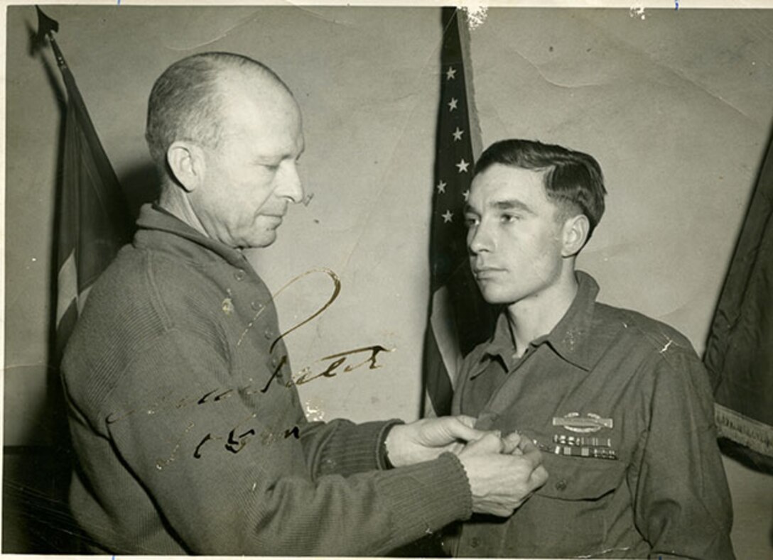 World War II soldier receives commendation.