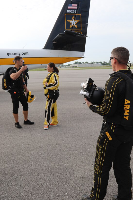 U.S. Army Parachute Team conquers skies of Elizabethtown, Ky.
