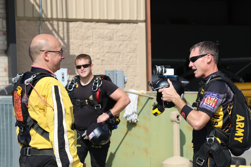 U.S. Army Parachute Team conquers skies of Elizabethtown, Ky.