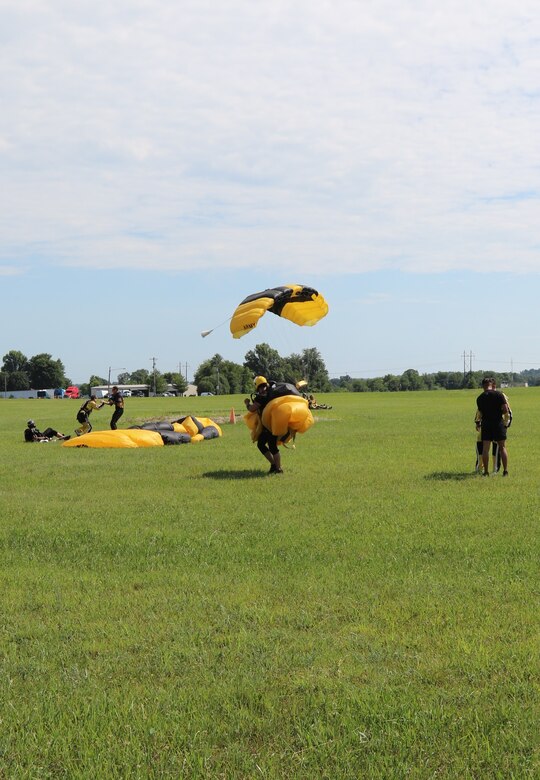 U.S. Army Parachute Team conquers skies of Elizabethtown, Ky.