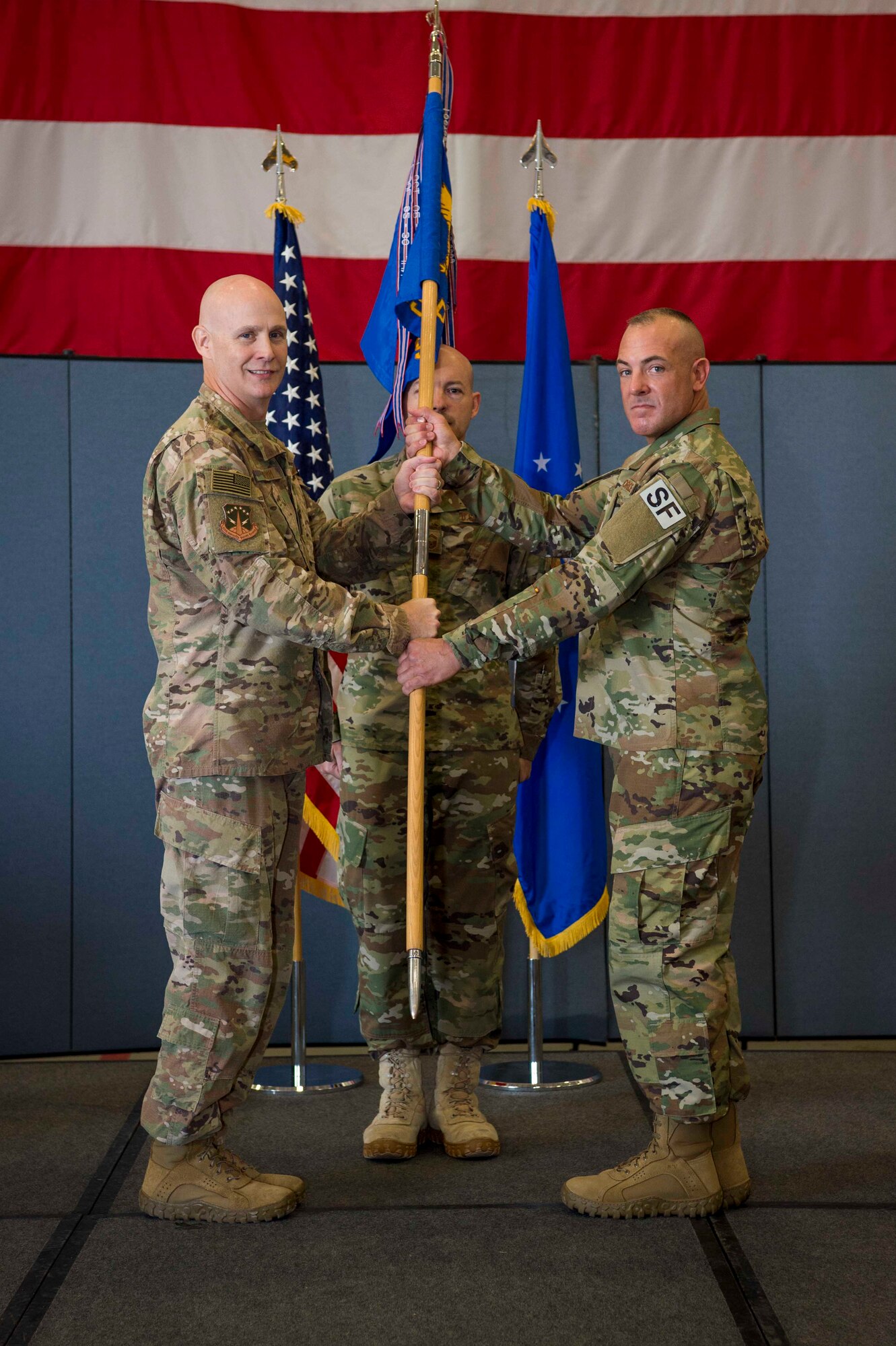 Col. Grimm handing flag to Maj. Hern.