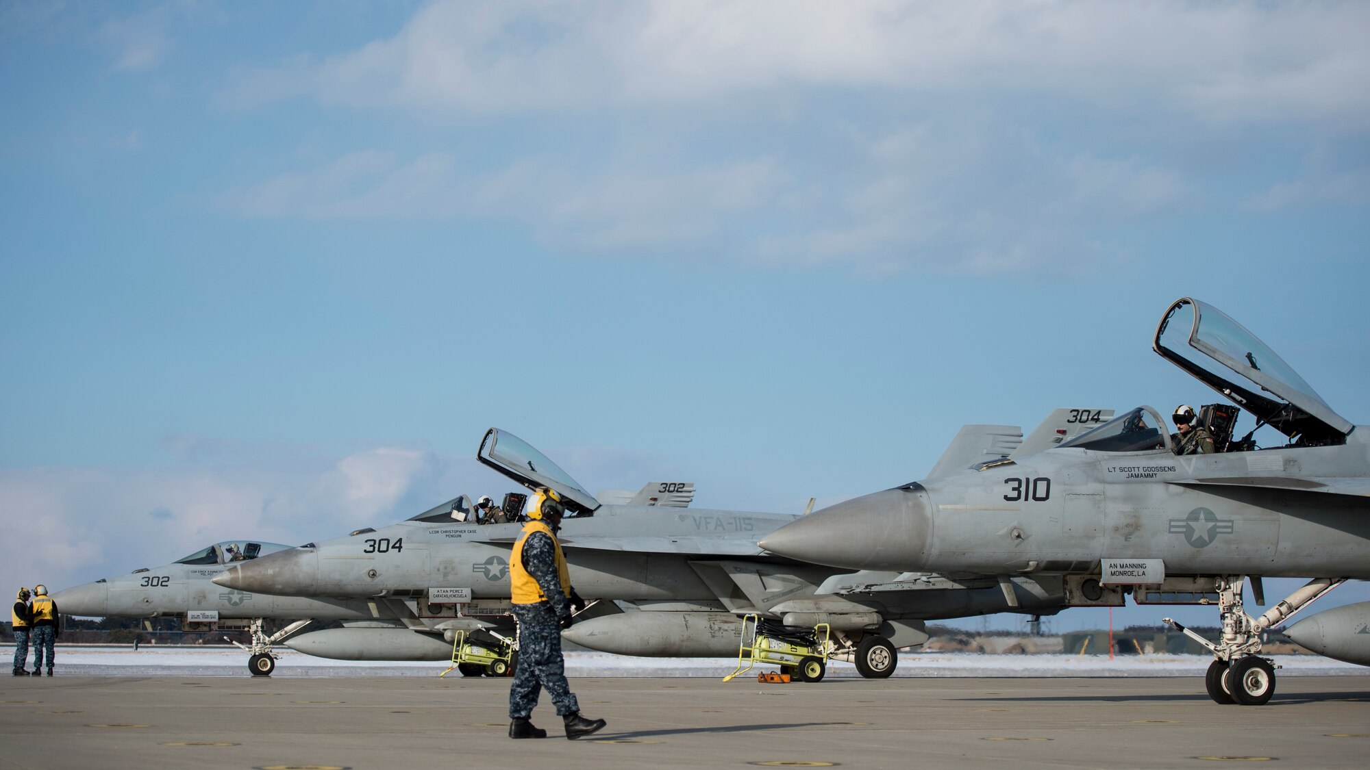 U.S. Navy prepare Super Hornets to fly