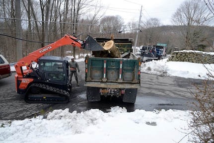 N.Y. Airmen clear debris