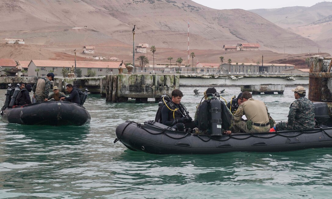 Sailors assigned to Explosive Ordnance Disposal Mobile Unit 1 and Peruvian special forces conduct a shock wave generator training exercise during UNITAS 2017, San Lorenzo Island, Peru.