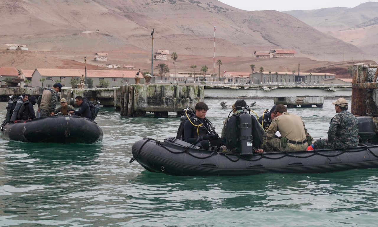 Sailors assigned to Explosive Ordnance Disposal Mobile Unit 1 and Peruvian special forces conduct a shock wave generator training exercise during UNITAS 2017, San Lorenzo Island, Peru.