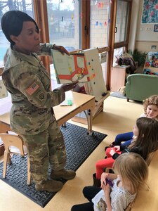 7th MSC Soldiers read to preschoolers