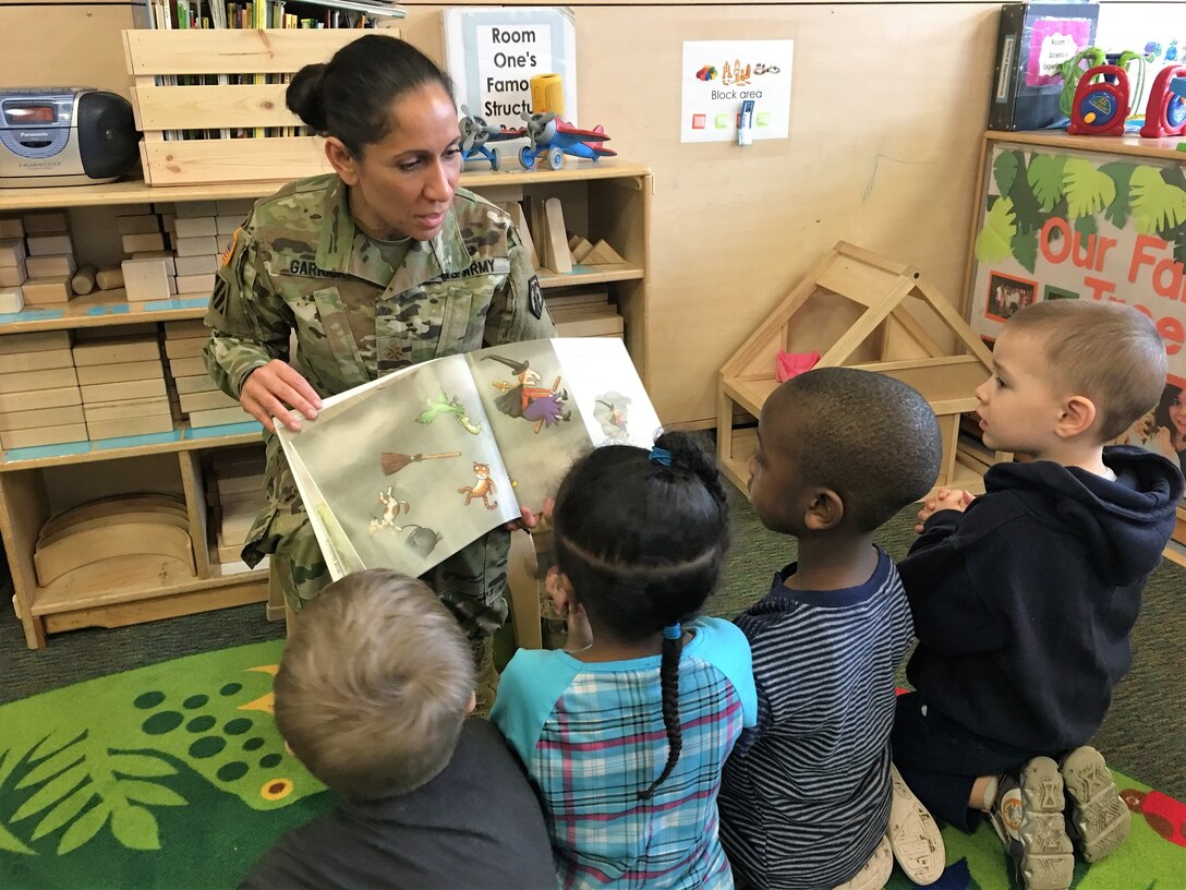 7th MSC Soldiers read to preschoolers
