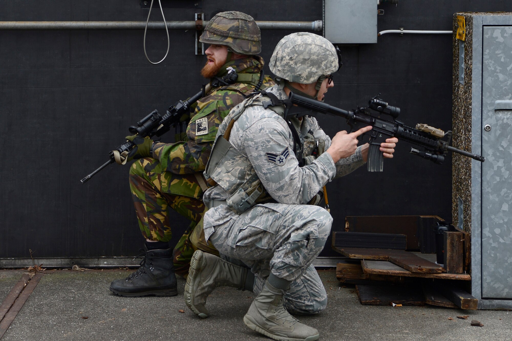 The forces executed this exercise to show Michael Turner, U.S. Representative for Ohio's 10th Congressional district, the procedures they do in case of intruders.
