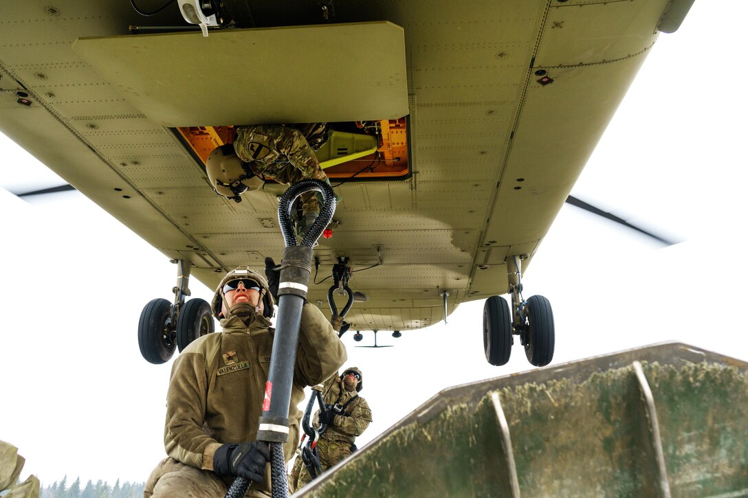 Soldiers conduct slingload operation.