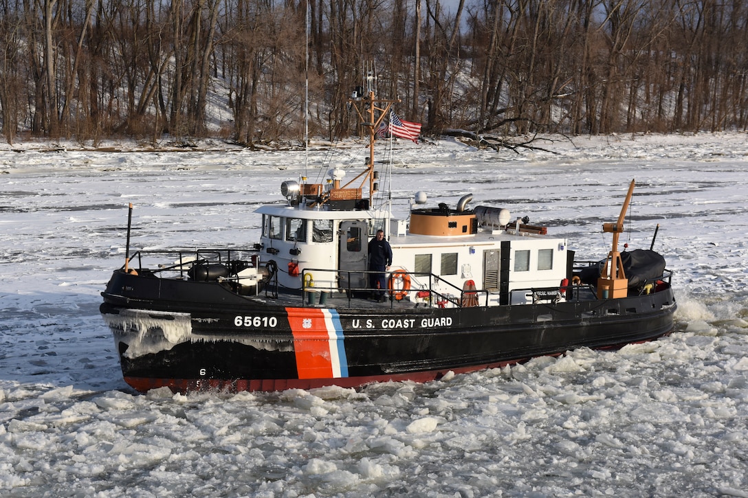 Coast Guard Cutter Hawser, a 65-foot Small Harbor Tug, transits north on the ice-covered Hudson River near Albany, New York, Jan. 5, 2018.