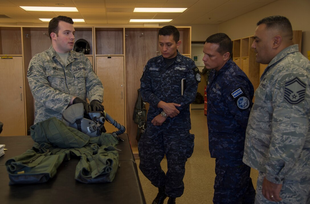 US, Salvadoran Airmen share night vision knowledge