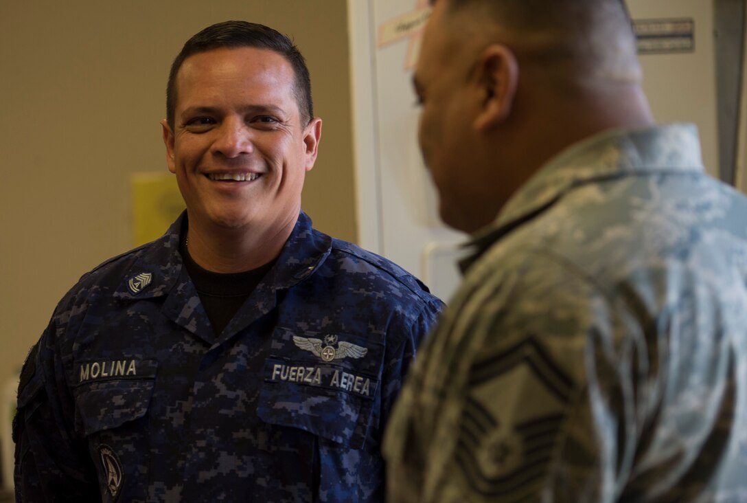 US, Salvadoran Airmen share night vision knowledge