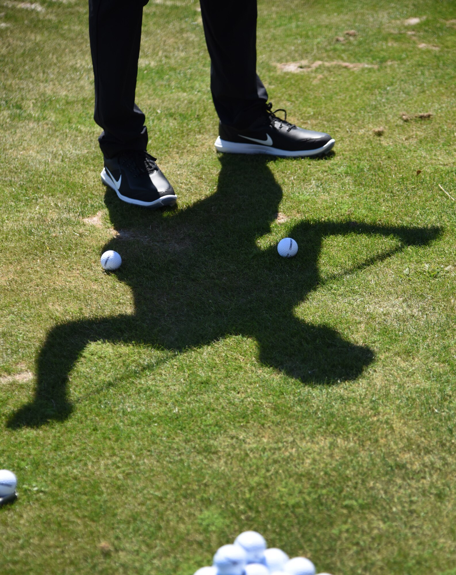 Brian Henninger, Professional Golfers’ Association champion player, provides golfing tips to Keesler personnel during a free clinic at the Bay Breeze Golf Course March 20, 2018, on Keesler Air Force Base, Mississippi. Henninger is a two-time PGA and three-time nationwide tour champion and this is the first time he has held a clinic at Keesler. (U.S. Air Force photo by Kemberly Groue)