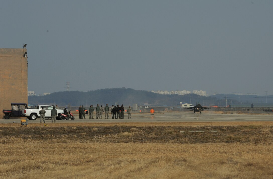 An F-16C Fighting Falcon lands on the Kunsan Air Base ALS