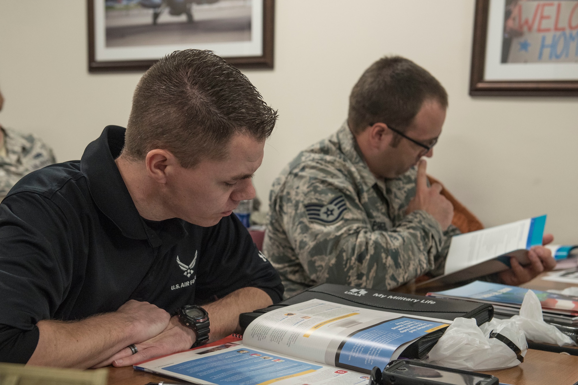 Attendees of a 20th Force Support Squadron Airman and Family Readiness Center Smooth Move class look through provided informational materials at Shaw Air Force Base, S.C., March 21, 2018.