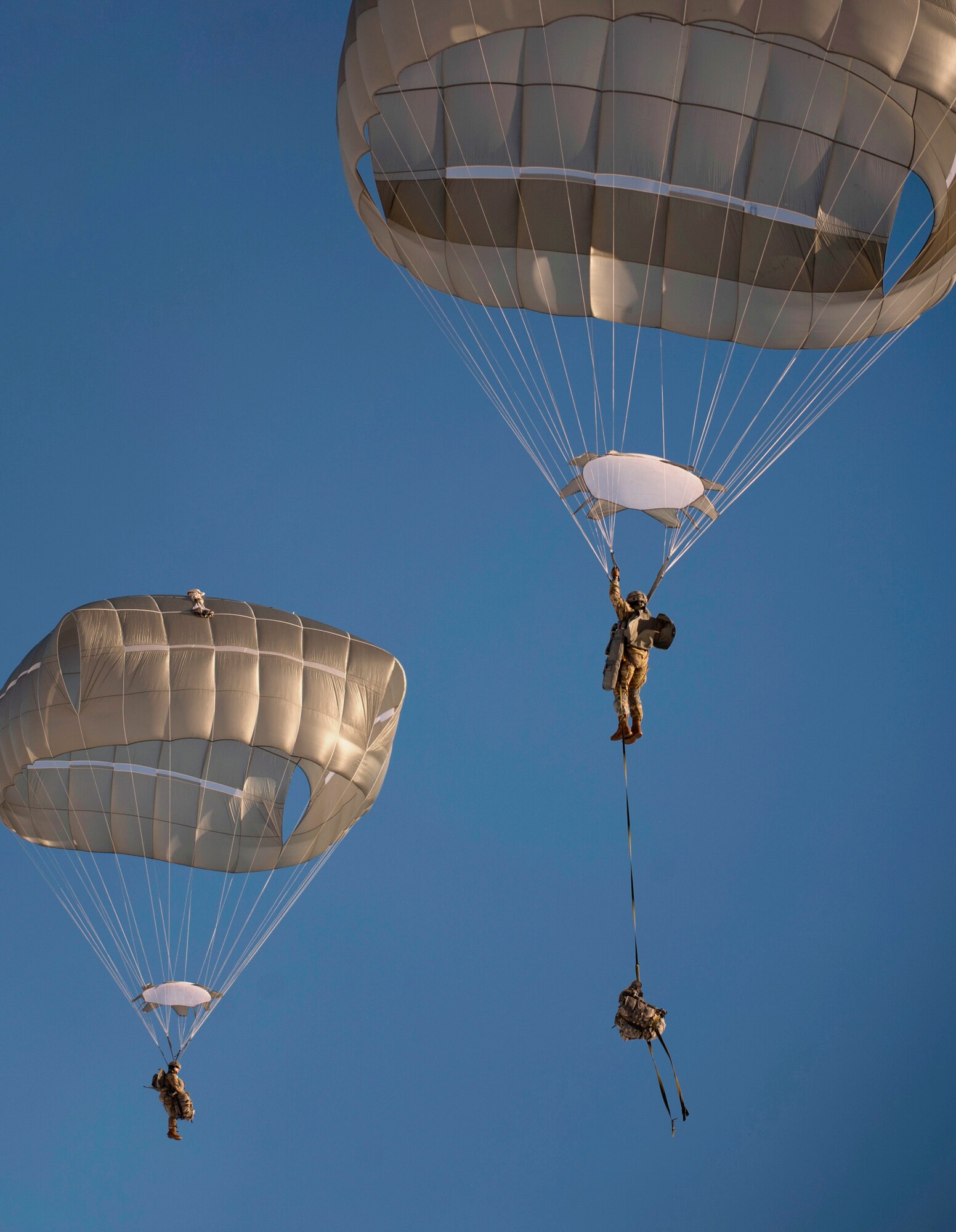 Spartan paratroopers go airborne
