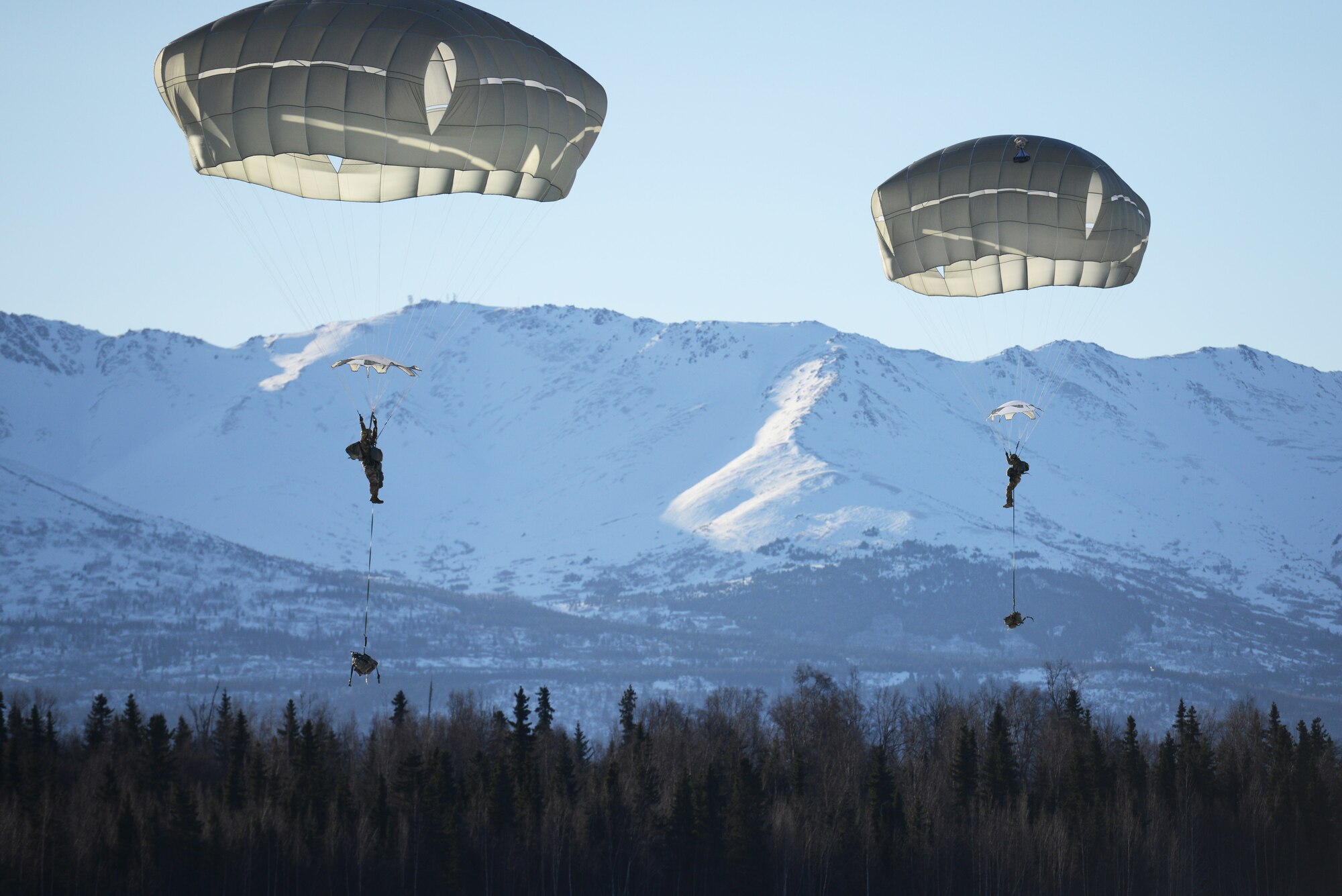 Spartan paratroopers go airborne