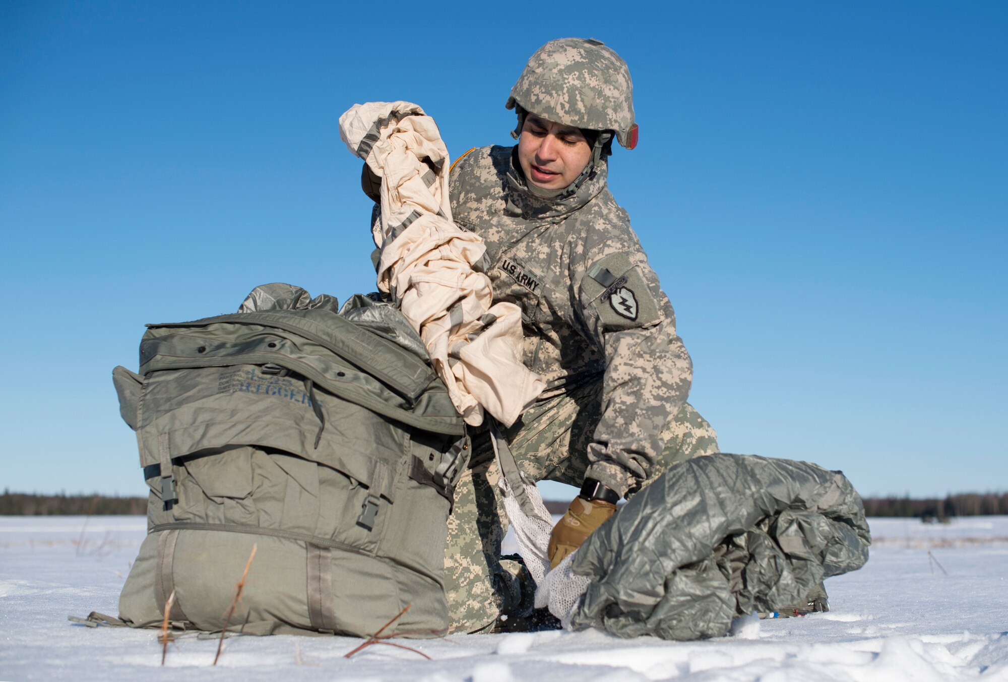 Spartan paratroopers go airborne