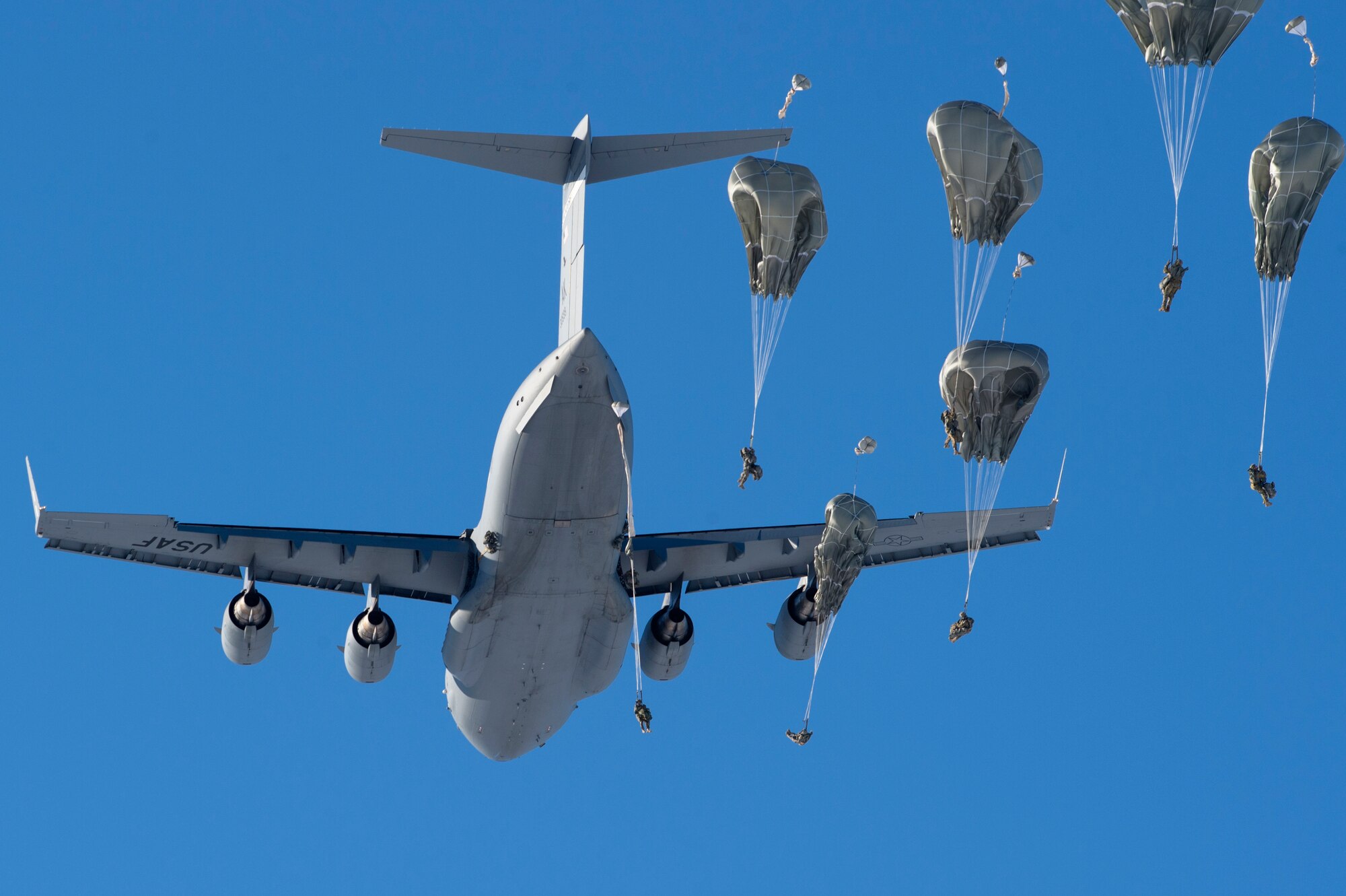Spartan paratroopers go airborne