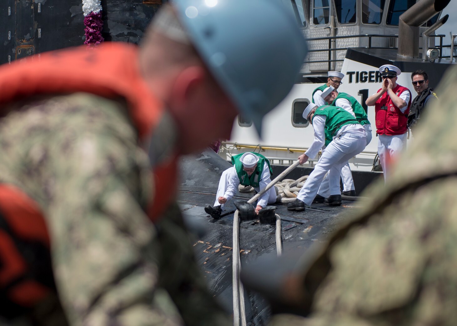 180330-N-LY160-0070 PEARL HARBOR, Hawaii (March 30, 2018) Sailors, assigned to the Virginia-class fast-attack submarine USS Mississippi (SSN 782), prepare to moor pierside in Joint Base Pearl Harbor-Hickam following a six-month Western Pacific deployment, March 30. (U.S. Navy photo by Mass Communication Specialist 2nd Class Michael H. Lee/ Released)