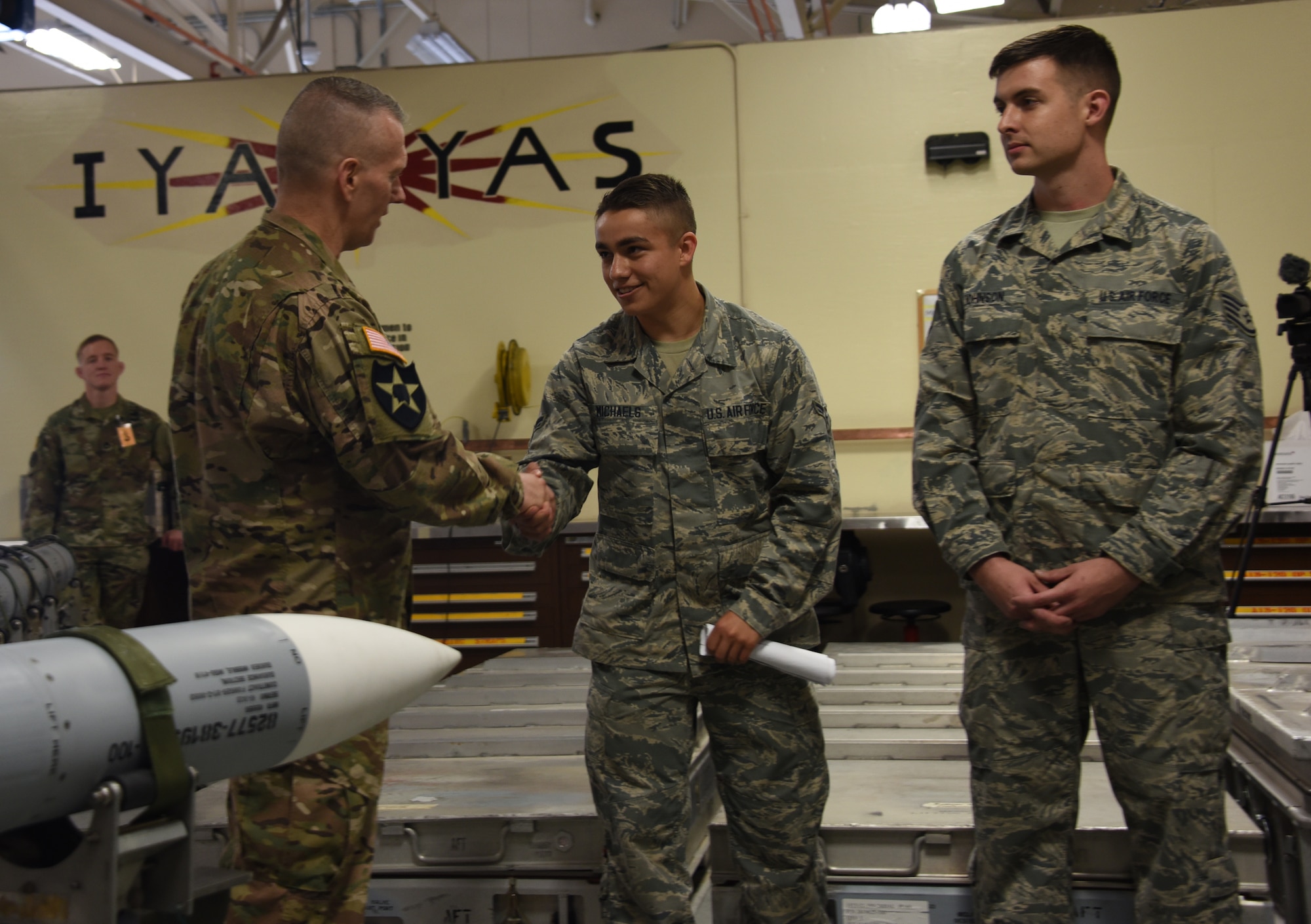 U.S. Army Command Sgt. Maj. John Wayne Troxell, Senior Advisor to the Chairman of the Joint Chiefs of Staff, shakes hand of Airman.