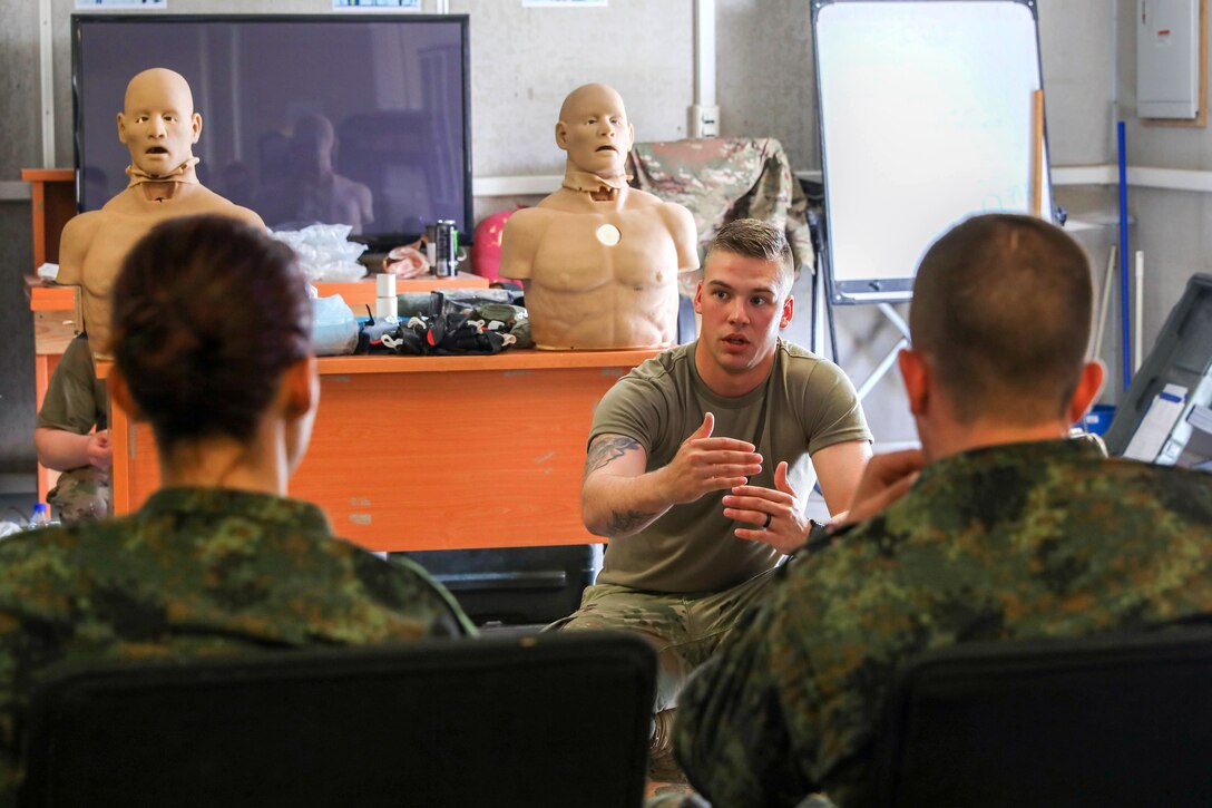 A soldier gives a class to Bulgarian soldiers on how to apply a tourniquet.