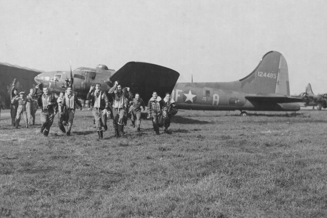 Memphis Belle crew and ground crew celebrating the completion of the tour.