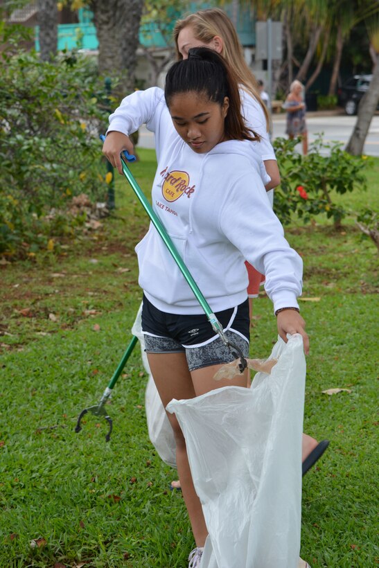 Punahou High School JROTC students volunteered their time to clean up the beach and berm area behind the Corps' Pacific Regional Visitor Center (RVC) at Fort DeRussy in Waikiki April 28, 2018. Coordinating the volunteer Punahou JROTC cadets was Lt. Col. (Ret.) Robert Takao, commander of the Punahou School Junior ROTC Program. (Photo by Bryanna R. Poulin, Honolulu District Public Affairs)